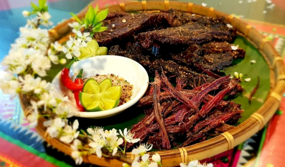 Thick cuts of smoked buffalo served with chili paste – perfect with a glass of wine or beer